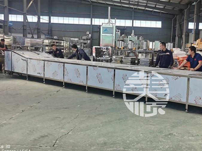 鄭州客戶定制的大型豆干鹵水槽準備發貨